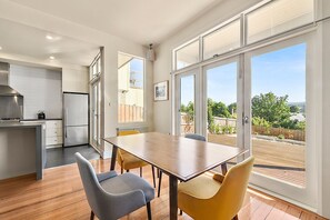 Dining - Close to beautiful City Park & a short walk to the CBD (Launceston)