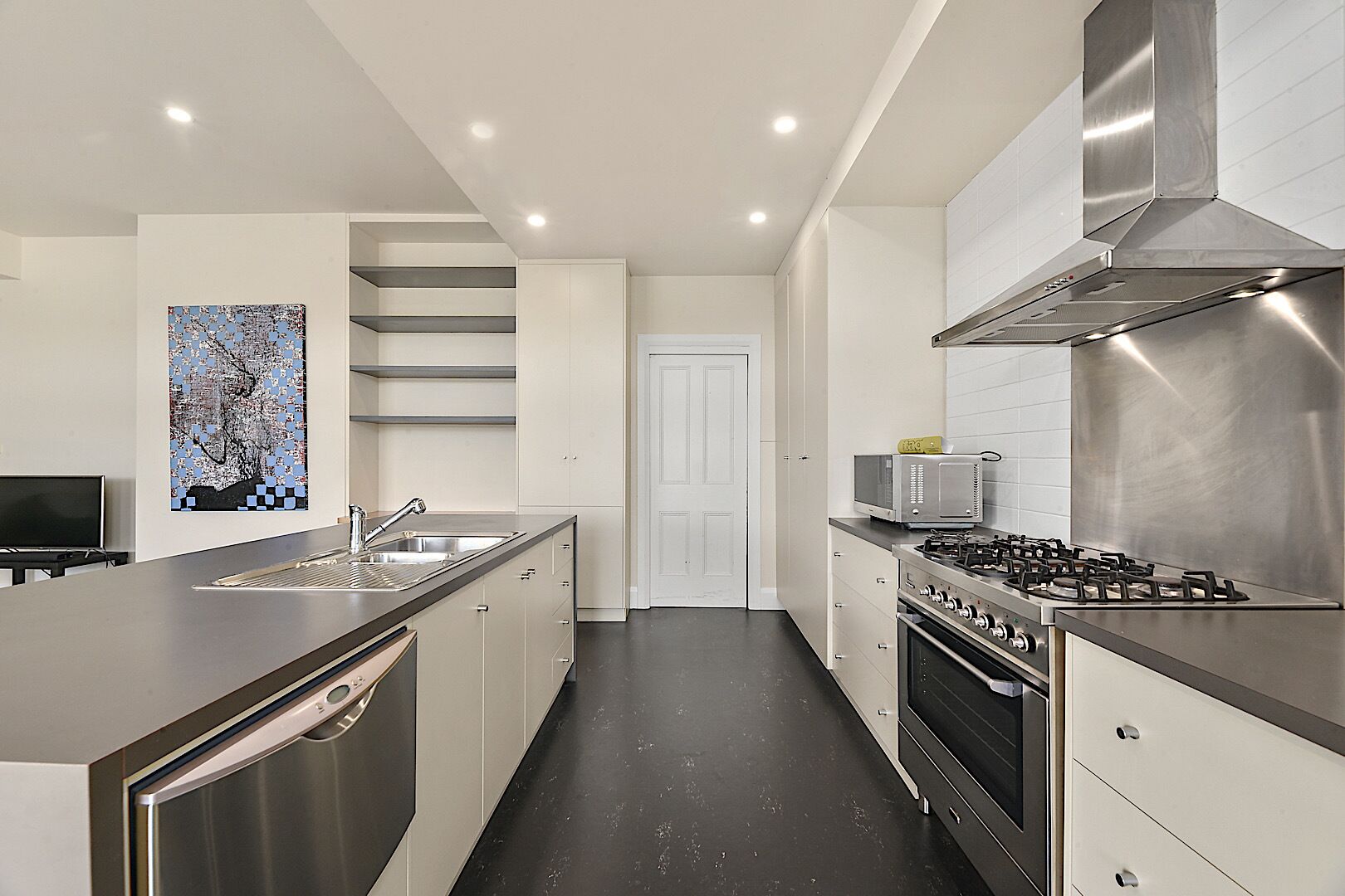 Close to beautiful City Park & a short walk to the CBD