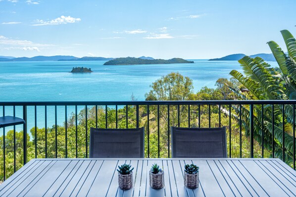 Outdoor dining - Panorama 15, Seaview Apartment on Hamilton Island (Hamilton Island)