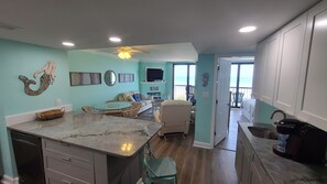 Smart TV, reproductor de DVD, libros y monitor de computadora 