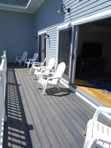 Tides Newport - ¡Nuevo! Alquiler de playa grande con patio y amplias vistas! - "La marea alta"