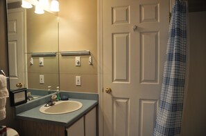 Duschwanne, Haartrockner, Handtücher, Seife