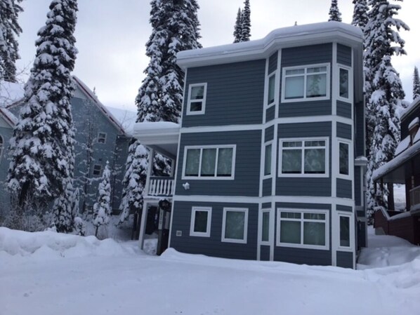 Exterior - Most affordable on the Mountain - Ground Level Suite - Ski in/out! (Silver Star Mountain)