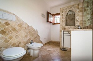 Haartrockner, Handtücher, Seife, Shampoo