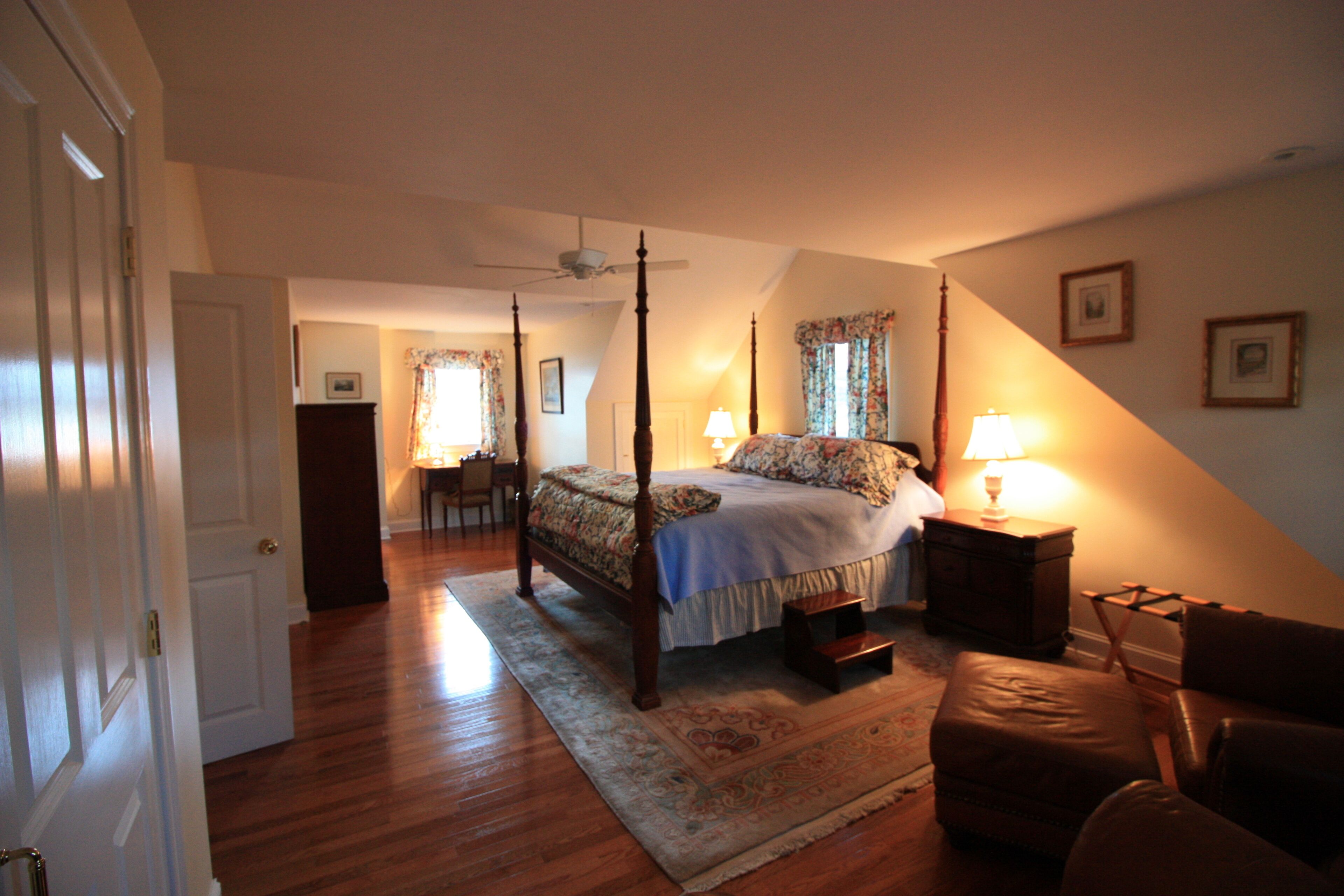 6 Schlafzimmer, Schreibtisch, Bügeleisen/Bügelbrett, Reisekinderbett