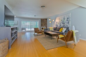 Smart TV, fireplace, table tennis, books - The Crest: Mid-Century Couples Retreat- Pool & Mountain Views - 2 Beds #066151 (La Quinta)