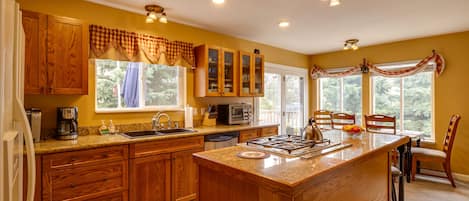 Coffee/tea maker, fridge, microwave, stovetop
