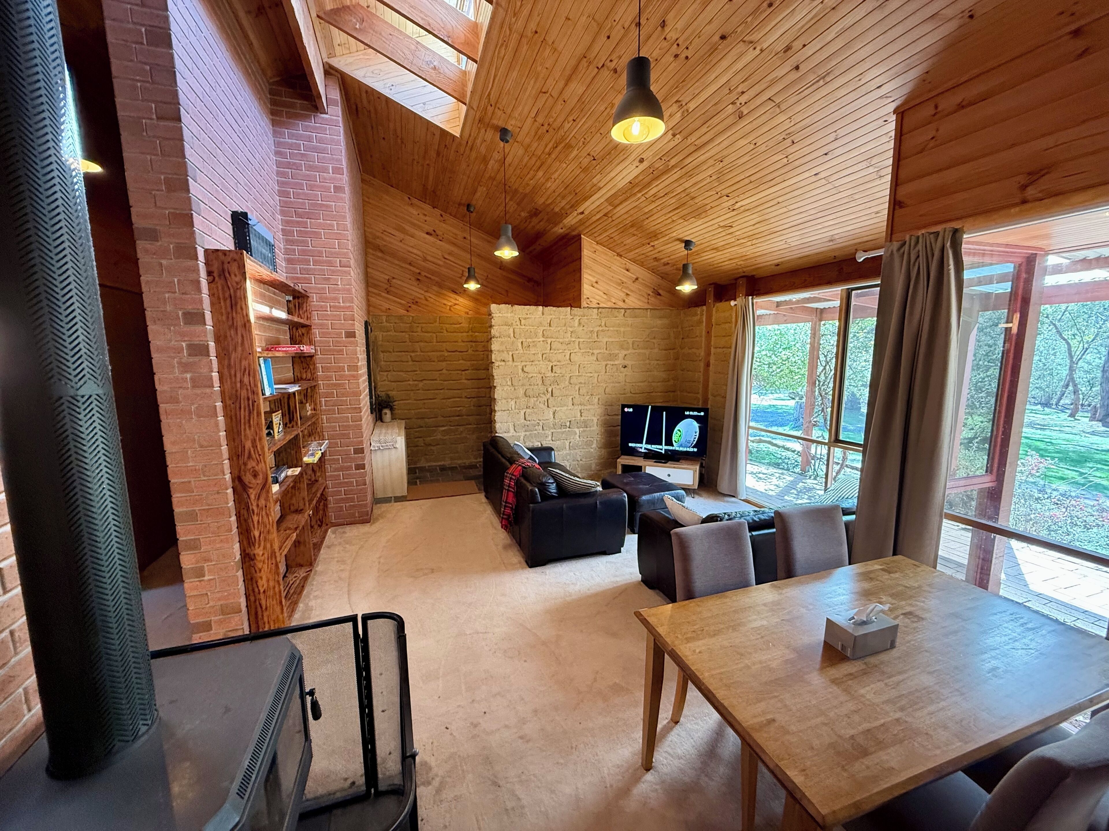 TV connectée, cheminée, chaîne hi-fi