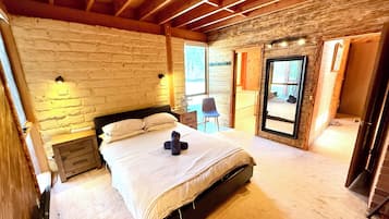 5 quartos, escrivaninha, ferros/tábuas de passar roupa, berço de viagem