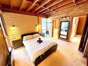 5 habitaciones, escritorio y tabla de planchar con plancha