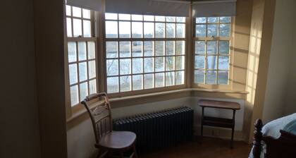 Historiallinen siirtomaa talo vedellä