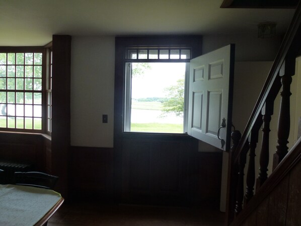 المنشأة من الداخل