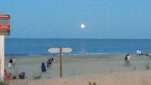 In Strandnähe, Liegestühle, Strandtücher