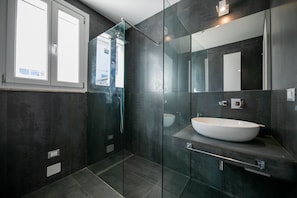 Kostenlose Toilettenartikel, Haartrockner, Handtücher, Toilettenpapier