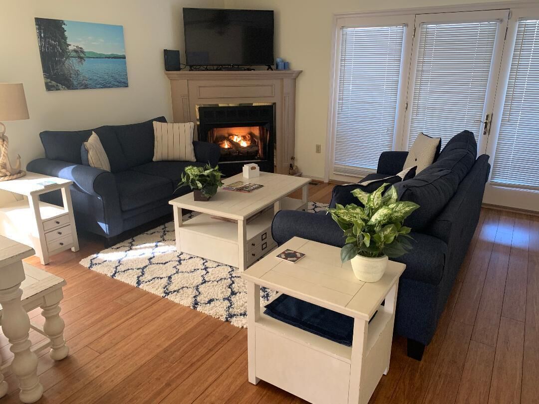 LAKE FRONT, 3 BEDROOM, 3 1/2 BATH, Covered Boat Slip, 2 FIREPLACE, 4 KAYAK, WIFI