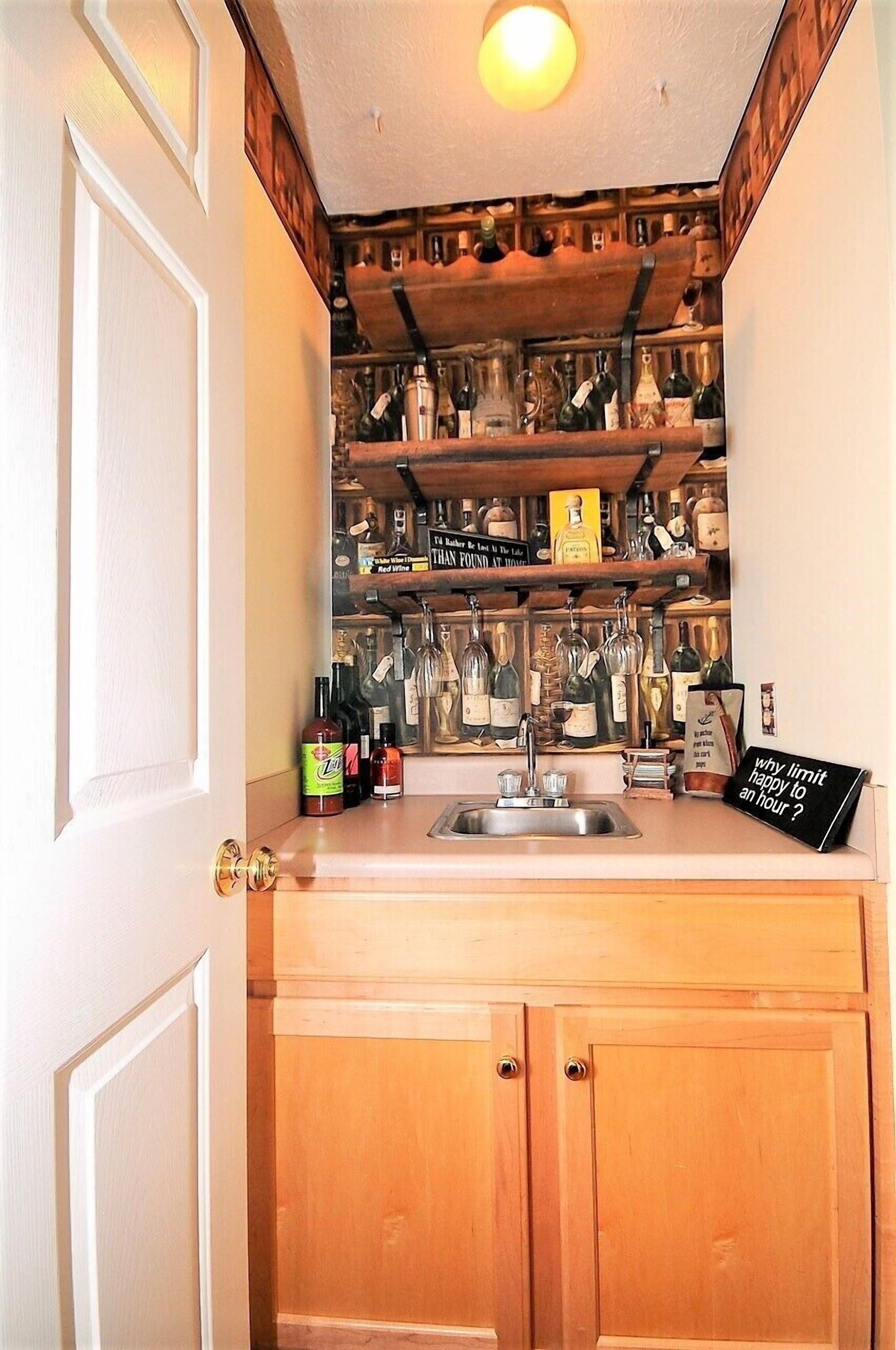 LAKE FRONT, 3 BEDROOM, 3 1/2 BATH, Covered Boat Slip, 2 FIREPLACE, 4 KAYAK, WIFI