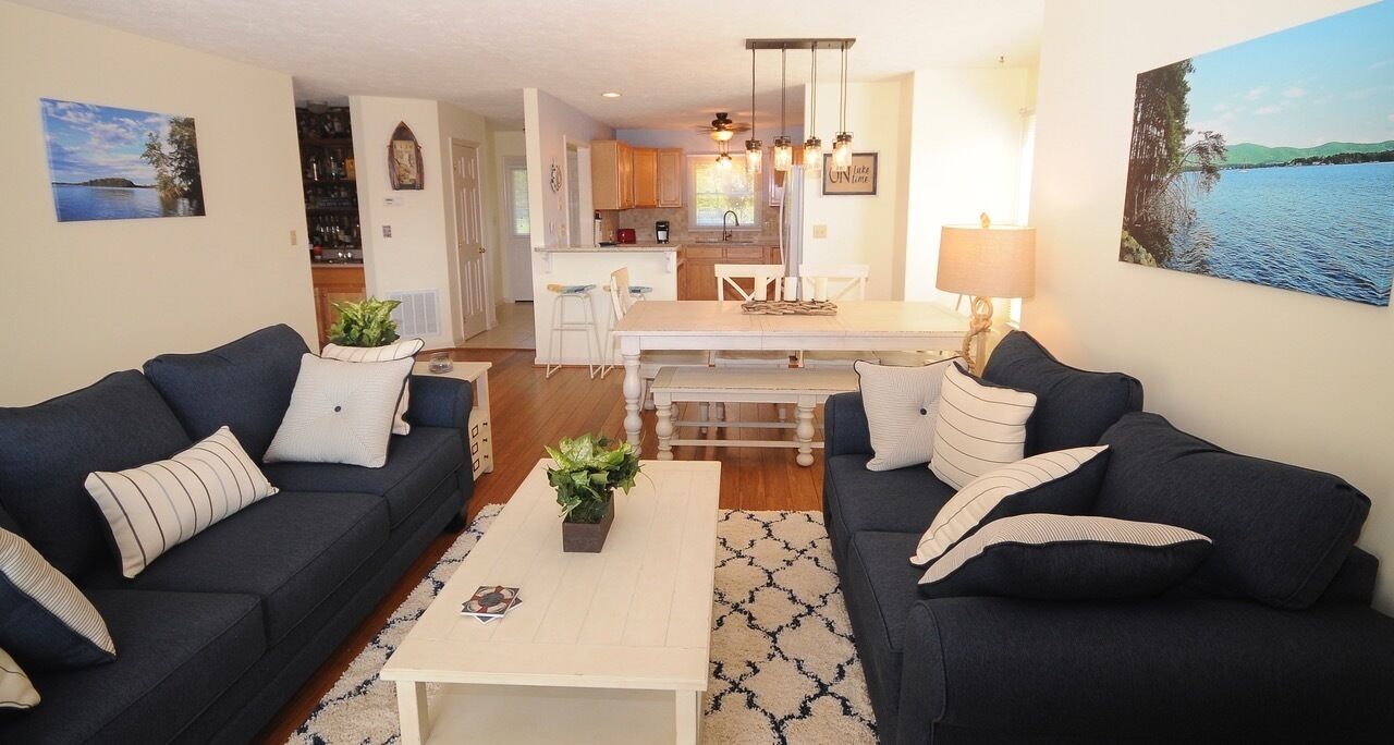 LAKE FRONT, 3 BEDROOM, 3 1/2 BATH, Covered Boat Slip, 2 FIREPLACE, 4 KAYAK, WIFI