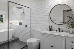 Badewanne, Haartrockner, Handtücher, Seife