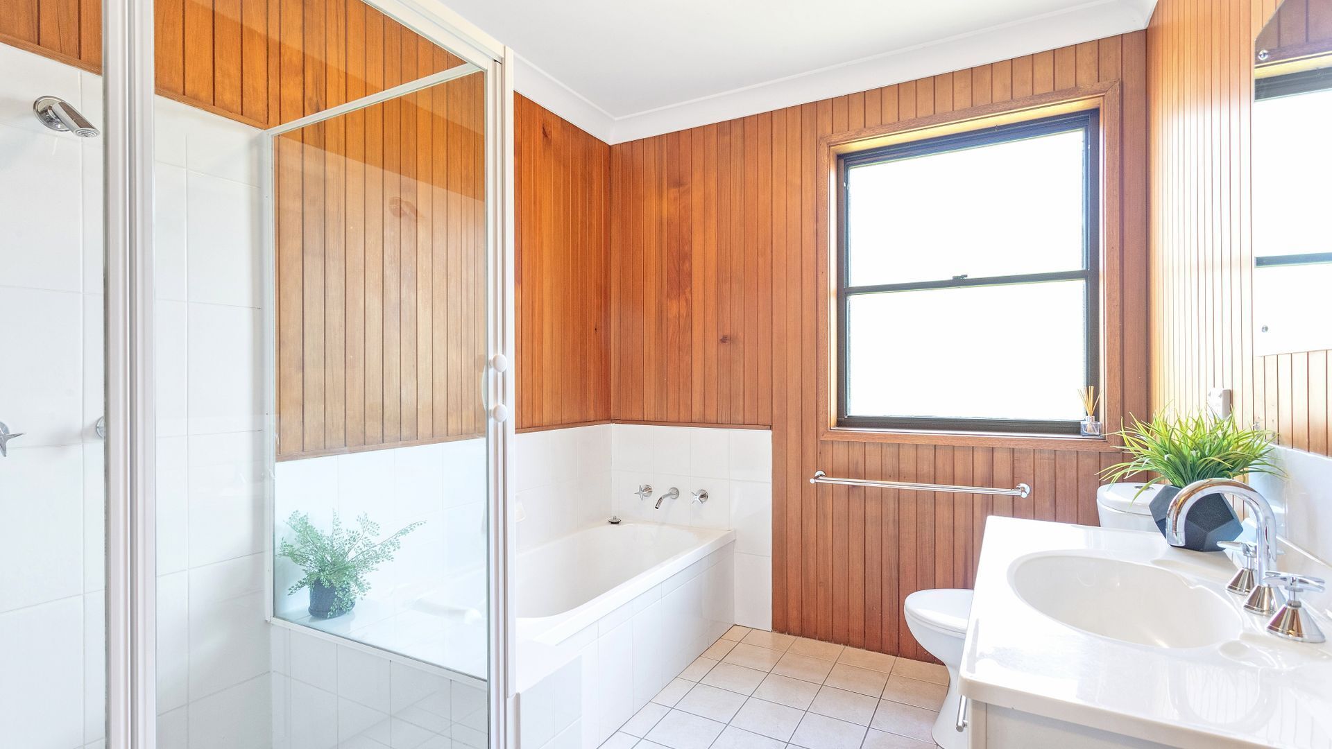 Une salle de bain moderne avec une baignoire, des toilettes et un lavabo.