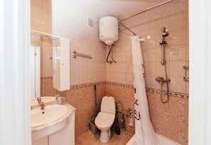 Een haardroger, handdoeken