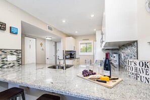 Refrigerador, microondas, horno y lavavajillas 