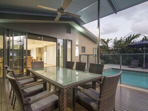 Outdoor dining - Coco Beach Villa - Tropical Beachfront Haven (Newell Beach)