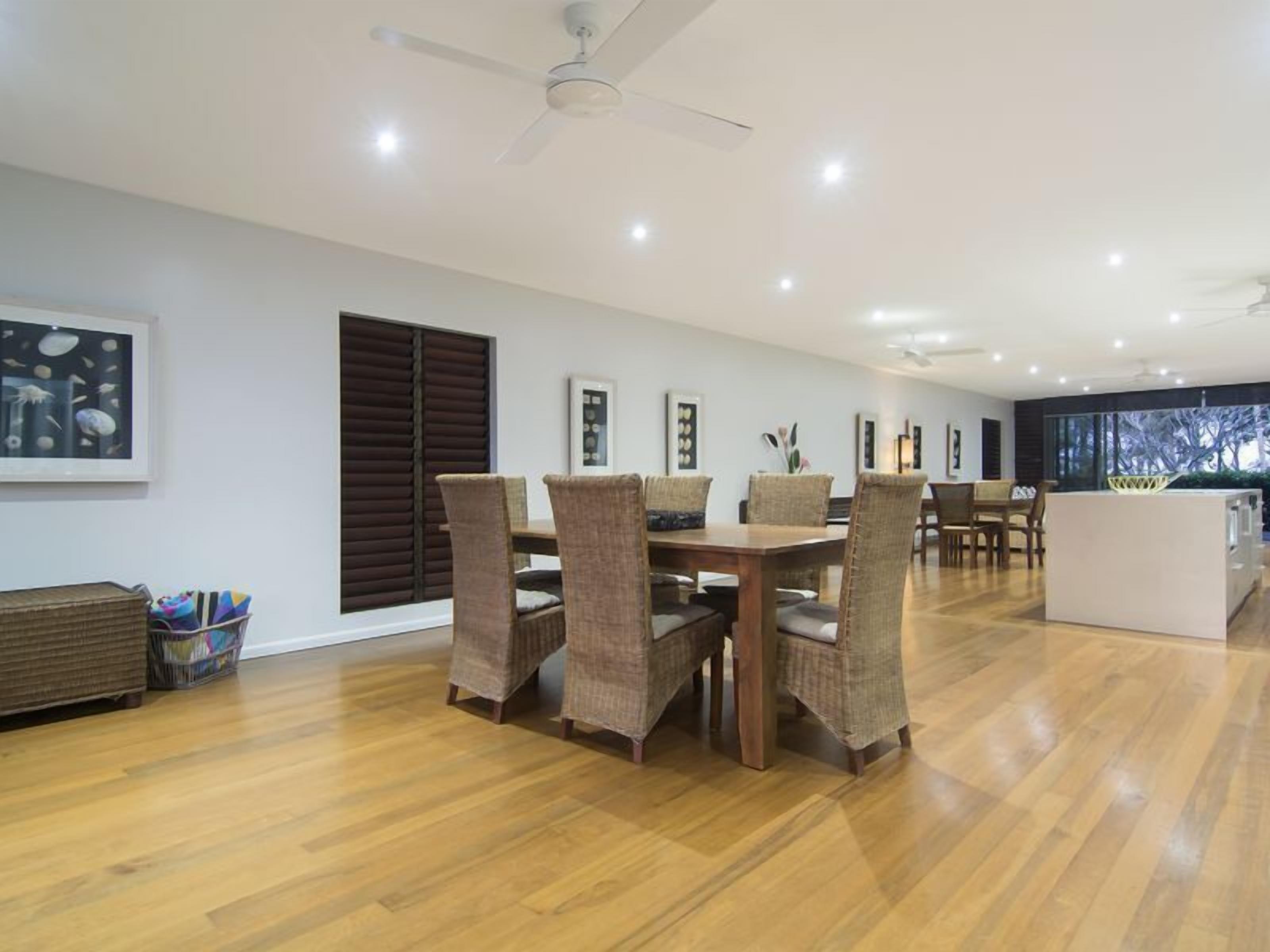 Coco Beach Villa - Tropical Beachfront Haven — image 6