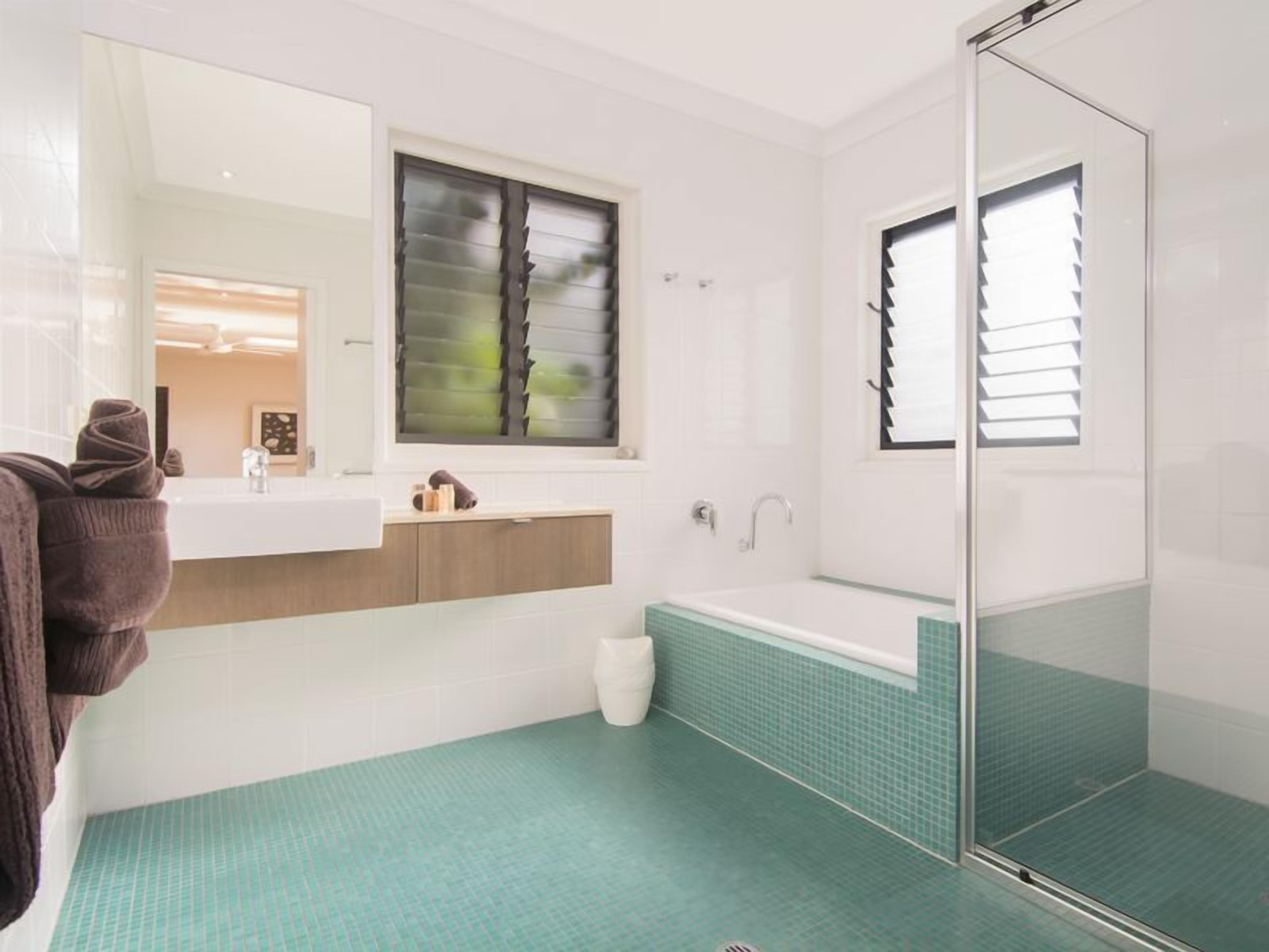 Coco Beach Villa - Tropical Beachfront Haven — image 15