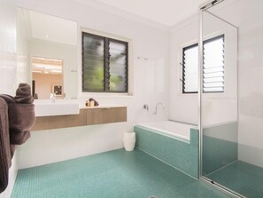Badewanne, umweltfreundliche Kosmetikartikel, Haartrockner, Handtücher