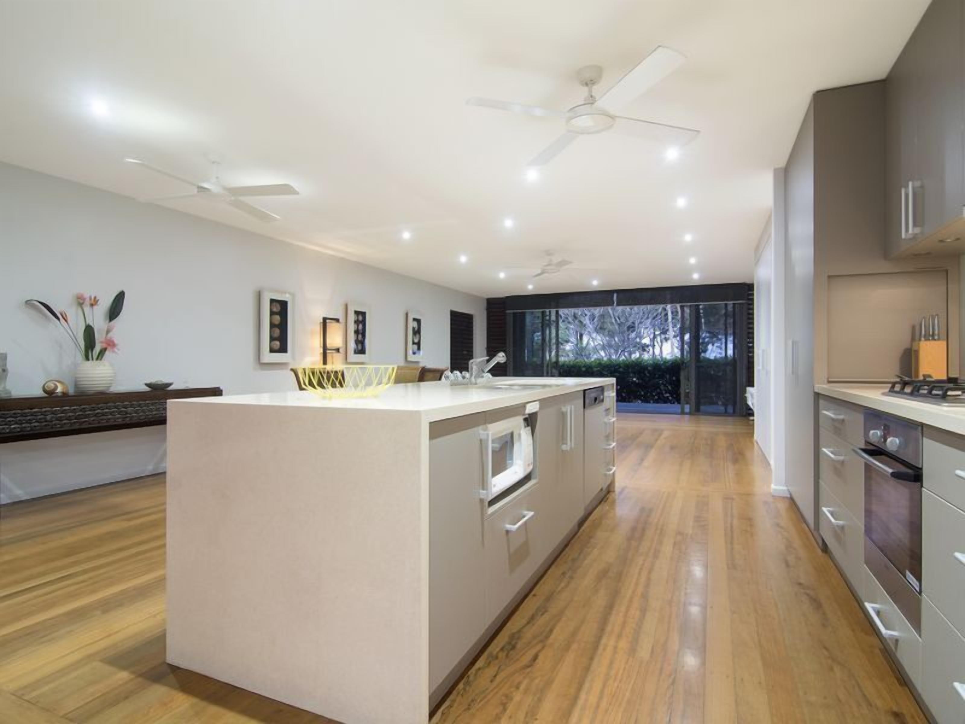 Coco Beach Villa - Tropical Beachfront Haven — image 17