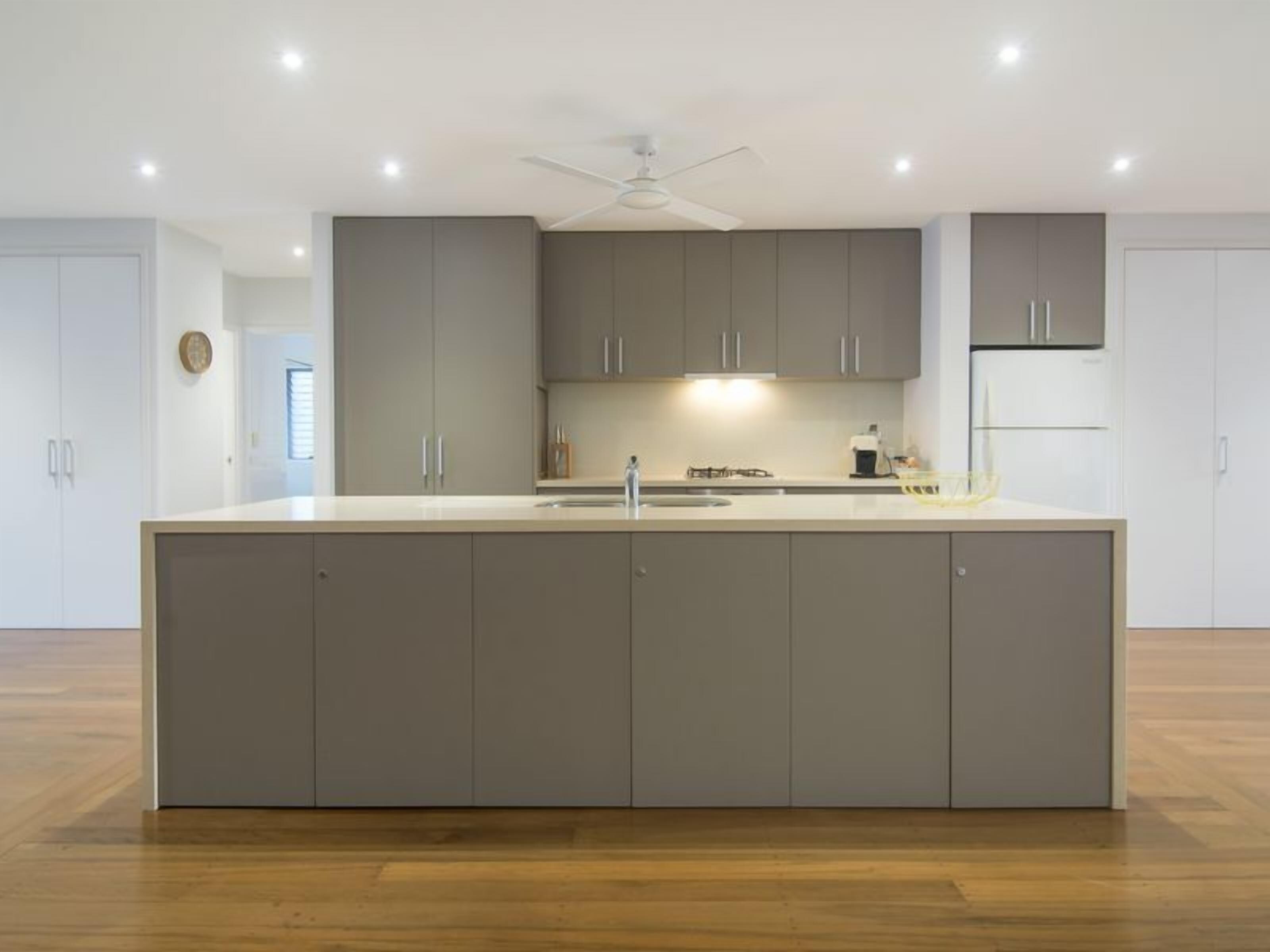 Coco Beach Villa - Tropical Beachfront Haven — image 18