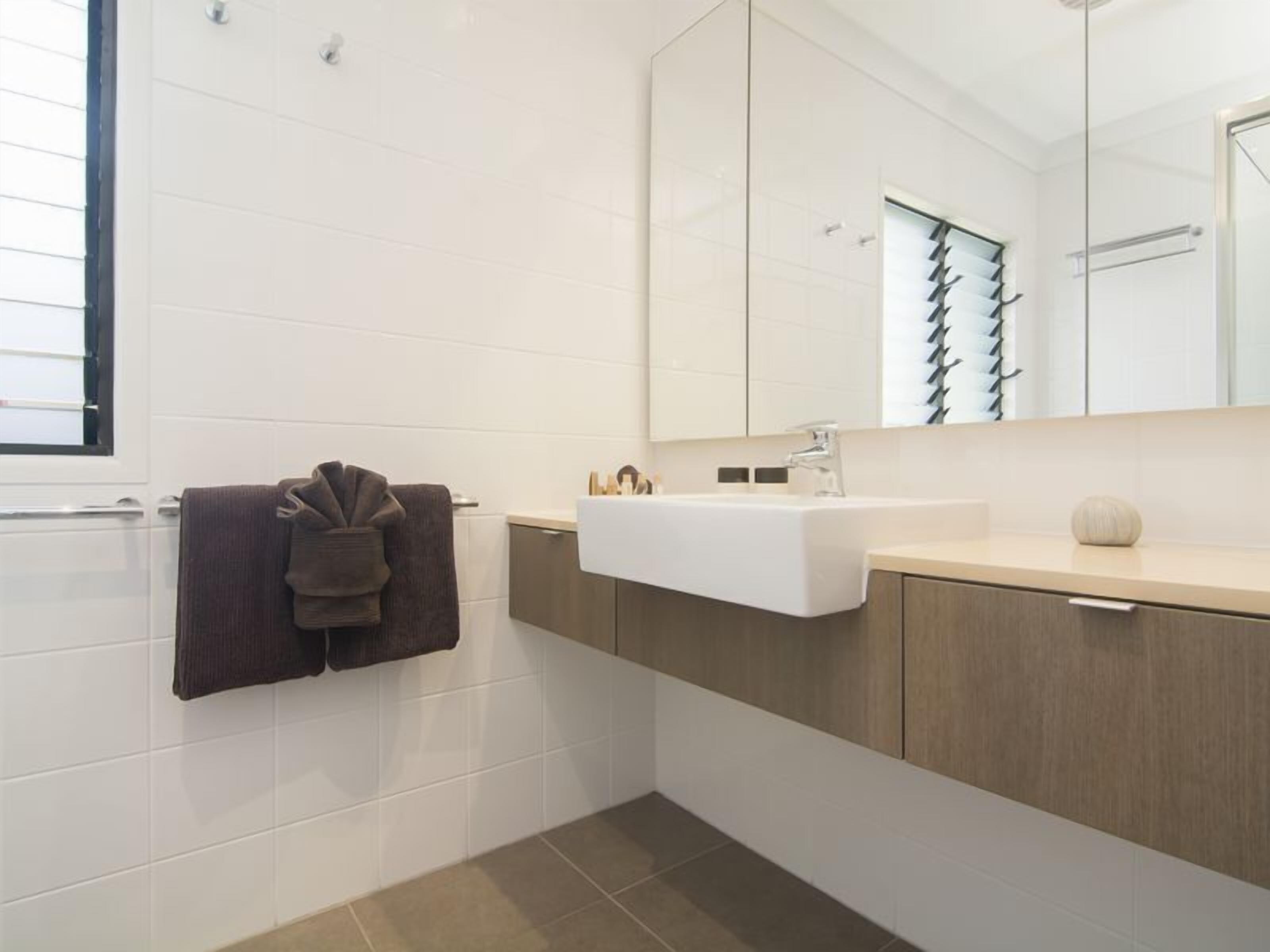 Coco Beach Villa - Tropical Beachfront Haven — image 13