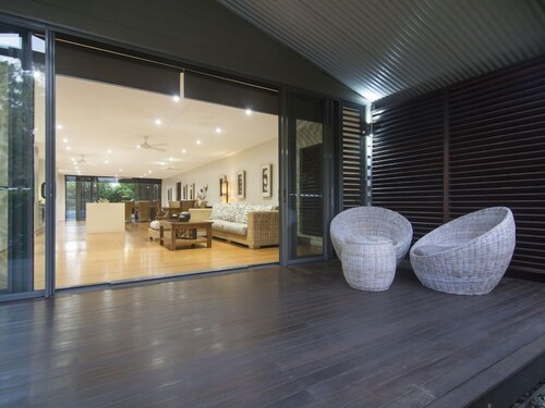 Coco Beach Villa - Tropical Beachfront Haven - Pysy 7 yötä 10% vähemmän