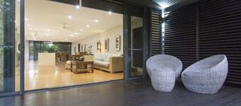 Coco Beach Villa - Tropical Beachfront Haven