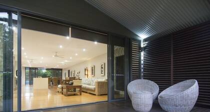 Coco Beach Villa - Tropical Beachfront Haven - Pysy 7 yötä 10% vähemmän