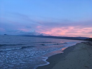 Rannalla, aurinkotuoleja, rantapyyhkeitä