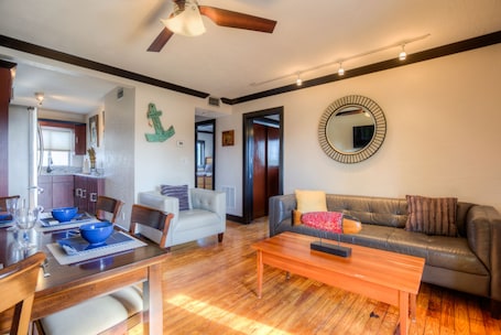 Smart TV. New Modern Designer 2BR, 1BA Next To Intercoastal Access. Boat Parking Avail.