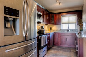 Refrigerador, microondas, horno y parrilla de estufa 