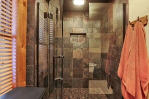 Badewanne, Haartrockner, Handtücher, Seife