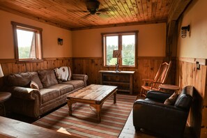 Smart TV, fireplace, smart speakers - Stunning Log Cabin in native prairie woodland setting (Wisconsin Rapids)