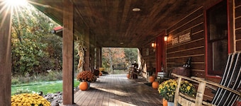 / NOUVELLE LISTE / Superbe maison de bois rond nichĂ©e dans un environnement de prairies / forĂȘts