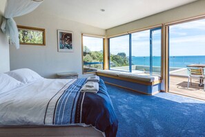 Escritorio, tabla de planchar con plancha, wifi y ropa de cama