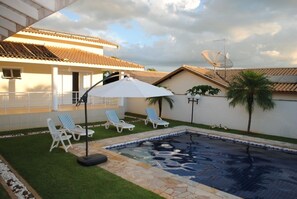Una piscina al aire libre, una piscina climatizada