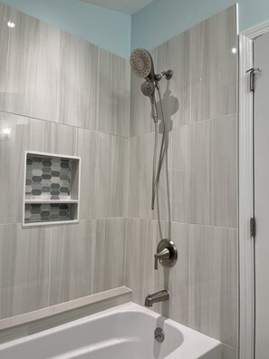 Dusche, Haartrockner, Handtücher, Seife