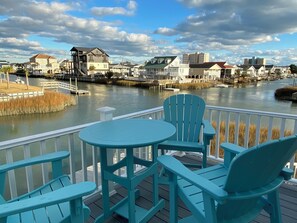 Outdoor dining - A Bushel And A Peck - Pet Friendly, Luxury Channel Home with Fantastic Views and Beautiful Pool Area (NORTH MYRTLE BEACH)