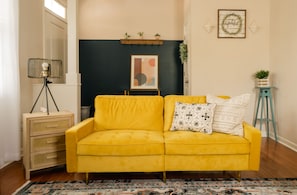 Smart TV, caminetto, lettore DVD, biblioteca musicale