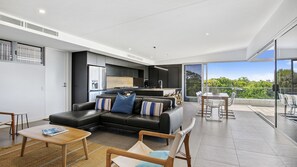 Fernseher, DVD-Player, Bücher, Stereoanlage