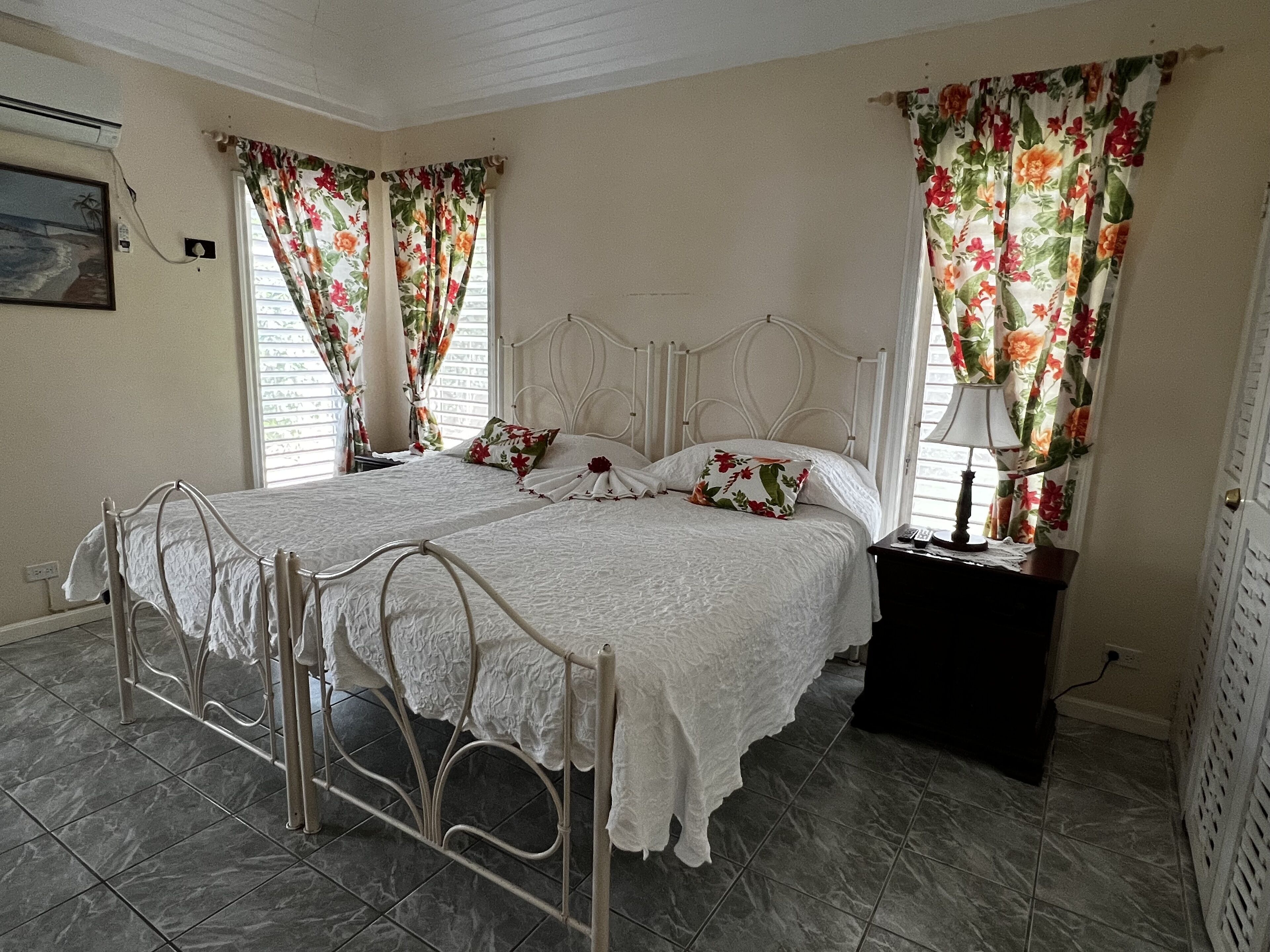 3 chambres, fer et planche à repasser, Wi-Fi, draps fournis