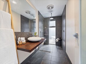 Baignoire, articles de toilette gratuits, sèche-cheveux