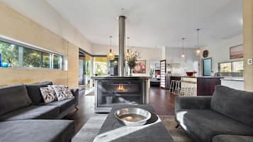 Smart TV, fireplace